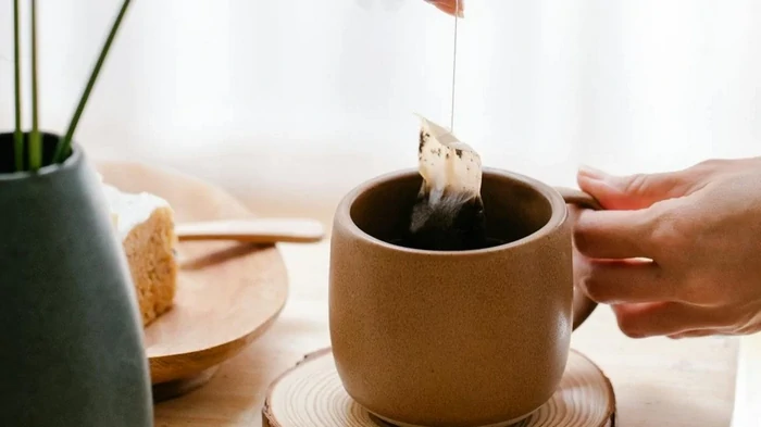 Paņemiet lietotus tējas maisiņus, un jūsu apavi ziemā nekad nesmakos – vienkāršs triks, kas darbojas vienas nakts laikā