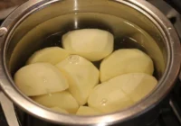 Nekad neizlejiet ūdeni pēc dārzeņu vārīšanas – 4 veidi, kā tas pielietojams mājsaimniecībā