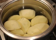 Nekad neizlejiet ūdeni pēc dārzeņu vārīšanas – 4 veidi, kā tas pielietojams mājsaimniecībā