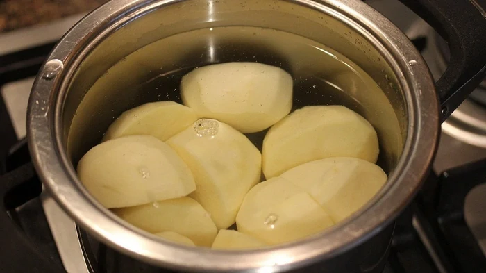 Nekad neizlejiet ūdeni pēc dārzeņu vārīšanas – 4 veidi, kā tas pielietojams mājsaimniecībā