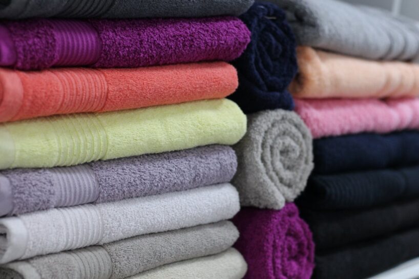 Atkal tīri un mīksti, jo es izmantoju šo sadzīves padomu — tas atjauno pat “ielaistākos” dvieļus