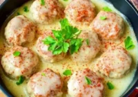 Gaļas bumbiņas ar sēnēm un vistu – tik garšīgi, ka nepaliek ne drupačas