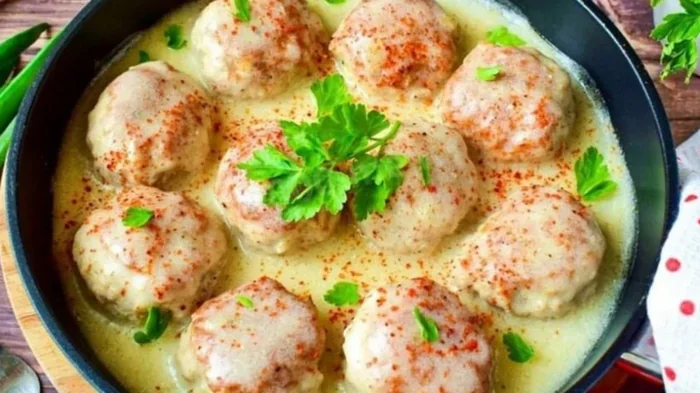 Gaļas bumbiņas ar sēnēm un vistu – tik garšīgi, ka nepaliek ne drupačas