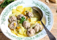 Kā padarīt frikadeļu zupu gardāku – vīramāte iemācīja vienu vienkāršu triku, kas maina  visu