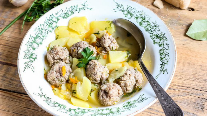 Kā padarīt frikadeļu zupu gardāku – vīramāte iemācīja vienu vienkāršu triku, kas maina visu