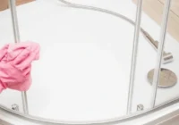 Dušas kabīnes tīrīšana, izmantojot efektīvu tautas metodi – triks, lai atbrīvotos no ziepju traipiem Dušas kabīnes tīrīšana, izmantojot efektīvu tautas metodi – triks, lai atbrīvotos no ziepju traipiem