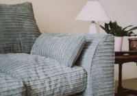 Kā pēc svētkiem notīrīt nepatīkamus traipus no dīvāna – sadzīves triks ātrai tīrīšanai ar katla vāku Kā pēc svētkiem notīrīt nepatīkamus traipus no dīvāna – sadzīves triks ātrai tīrīšanai ar katla vāku