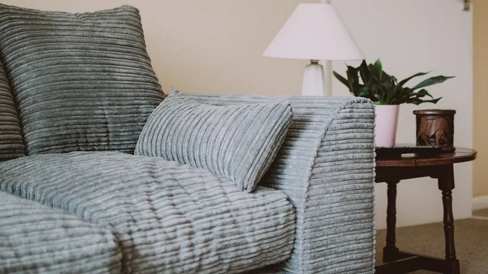 Kā pēc svētkiem notīrīt nepatīkamus traipus no dīvāna – sadzīves triks ātrai tīrīšanai ar katla vāku