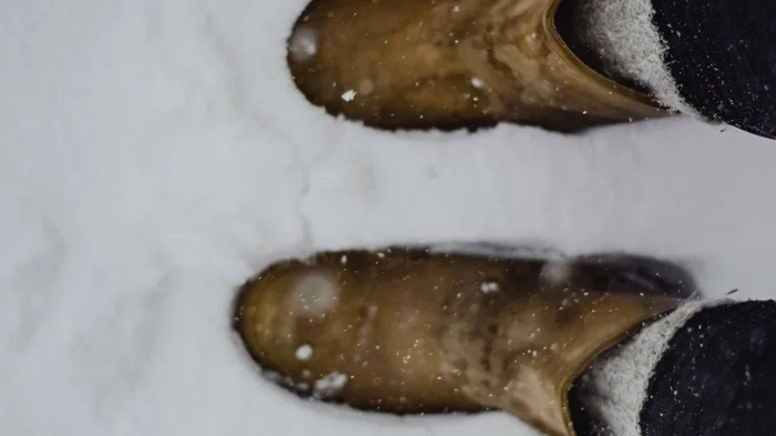 Lai kājas ziemā nesaltu, ar vilnas zeķēm vien nepietiek – metode, ko pārbaudīju pagājušajā ziemā