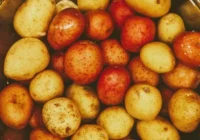 Aizmirsta recepte no mūsu vecmāmiņām – kā minerālūdens padara kartupeļus neticami gardus