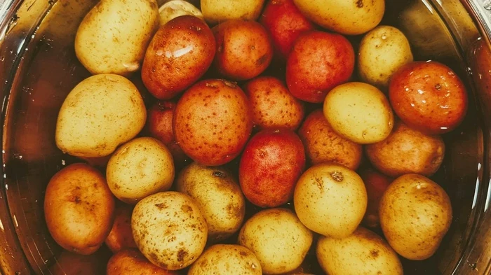 Aizmirsta recepte no mūsu vecmāmiņām – kā minerālūdens padara kartupeļus neticami gardus