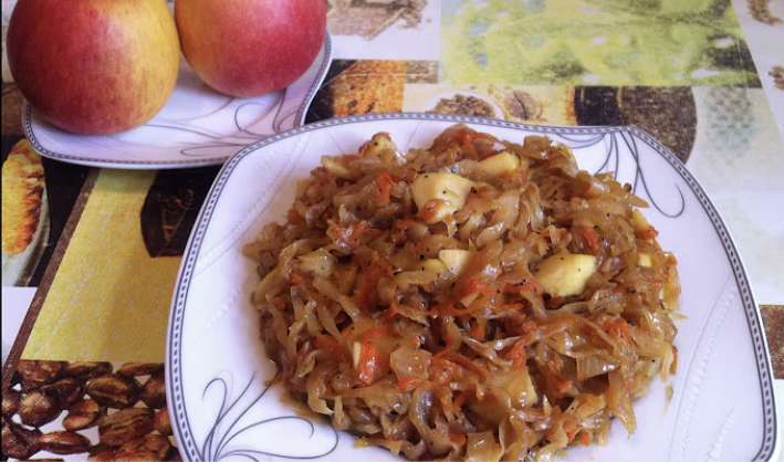 Manas vecmāmiņas Olgas ziemas klasika – sautēti kāposti ar ābolu un vistu