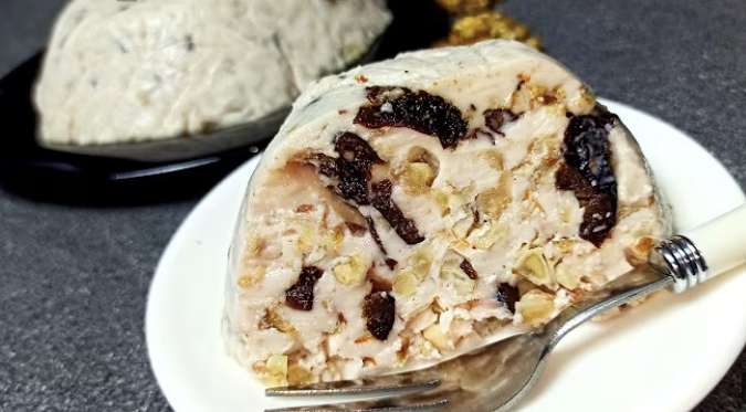 Gatavoju karalisku desertu ar skābo krējumu un žāvētām plūmēm – tik garšīgs, ka nevar apstāties