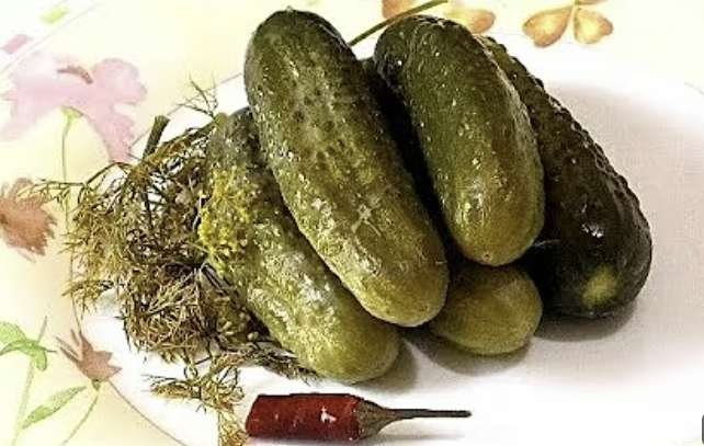 Skābēti gurķi sanāk gluži kā tikko no mucas izvilkti – noslēpums slēpjas vienā garšvielā