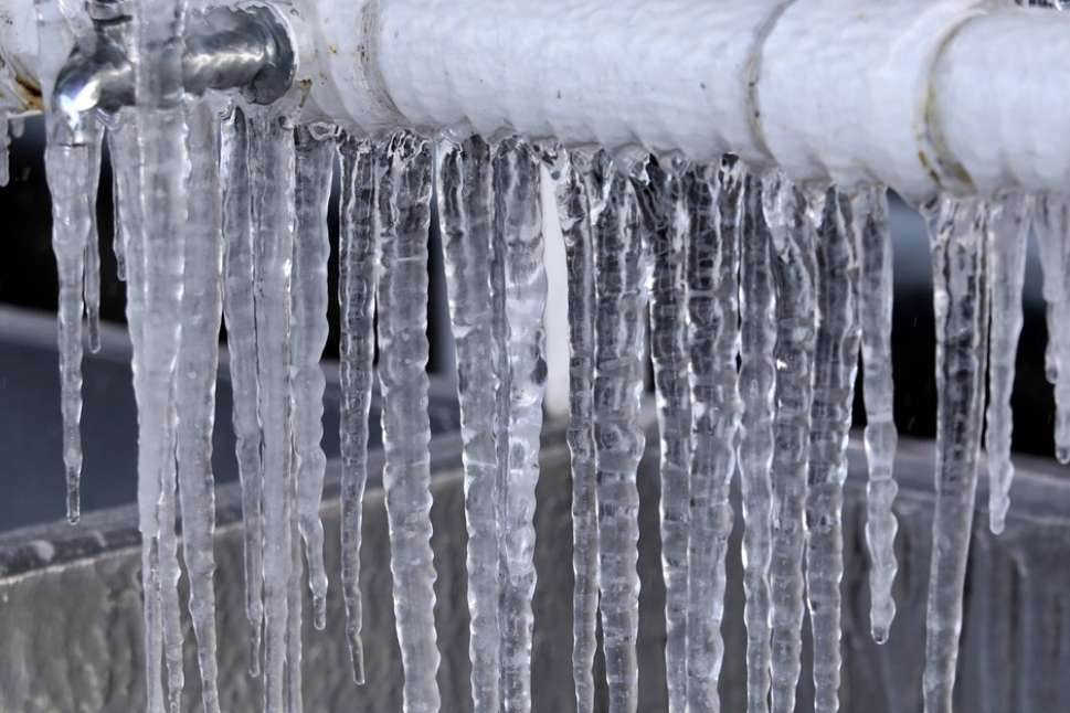 Vienreiz izdari un aizmirsti: vasarnīcas caurules nesasals pat -25°C temperatūrā