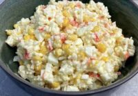 Šī sastāvdaļa padarīs krabju salātus 3 reizes gardākus – ātrs veids kā uzlabot klasisku recepti