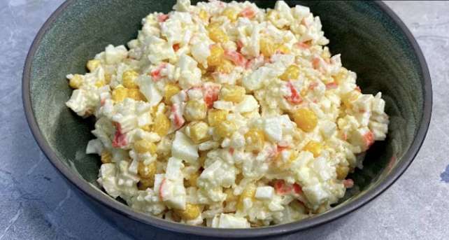 Šī sastāvdaļa padarīs krabju salātus 3 reizes gardākus – ātrs veids kā uzlabot klasisku recepti