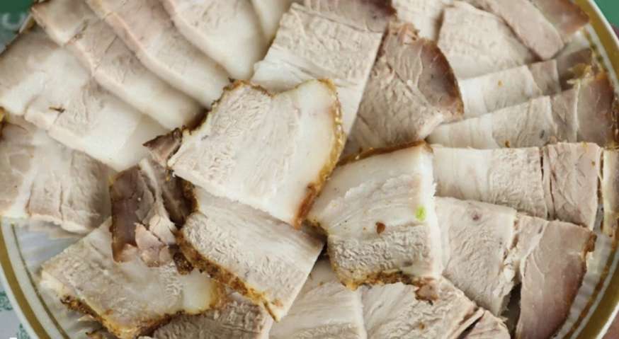 Maisiņā vārīts cūkgaļas vēders – mūsu ģimenes tradicionāla uzkodu recepte, kas patīk pilnīgi visiem