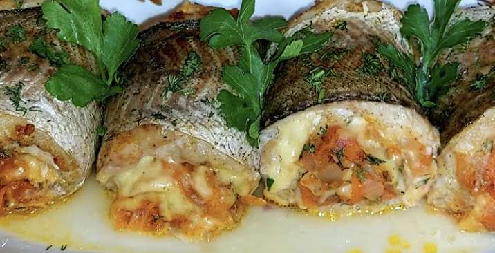 Cepti zivju rullīši – budžetam draudzīga recepte, kas izskatās grezni un garšo labi