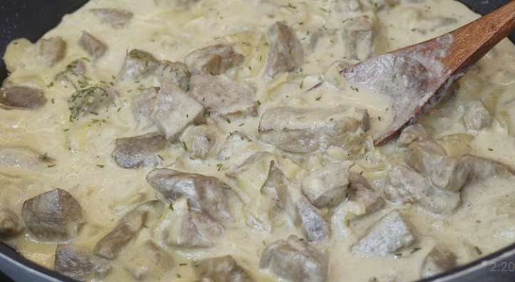 Mājās gatavotas vistas akniņas krējuma mērcē: vienkārši un sātīgi