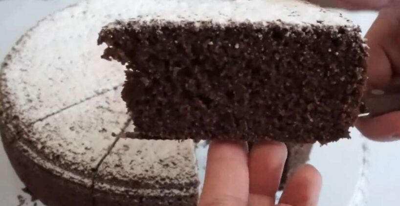 Paštaisīts šokolādes mannā pīrāgs: bērnības garša mūsdienīgā izpildījumā