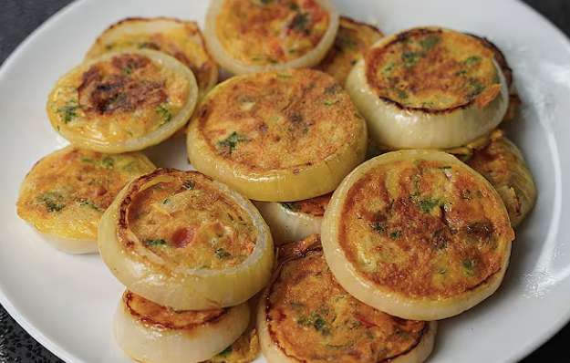 Kā es parastu omleti pārvērtu brokastīs, ko gribas fotografēt: vienkāršs knifs ar sīpoliem