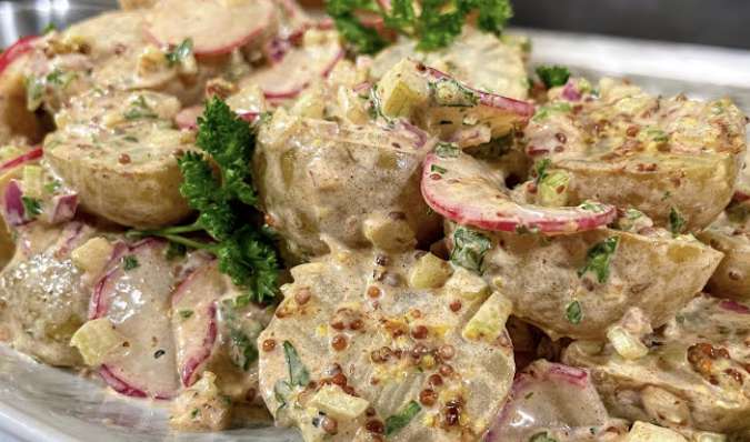 Sātīgi kartupeļu salāti ar ceptiem dārzeņiem un krēmīgu mērci