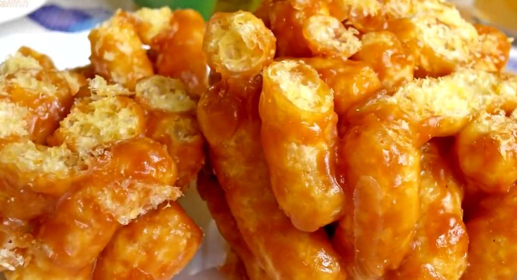 Saldās kukurūzas nūjiņas īrisu glazūrā: kāruma pagatavošana bez cepšanas