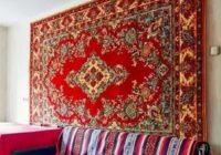 Kāpēc mūsu bērnībā paklāji karājās pie sienām un kur šī tradīcija pazudusi šodien Kāpēc mūsu bērnībā paklāji karājās pie sienām un kur šī tradīcija pazudusi šodien