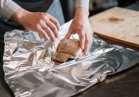 Gadiem esam strīdējušies velti: Kura folijas puse patiesībā ir “pareizā” un kad tas var sabojāt ēdienu Gadiem esam strīdējušies velti: Kura folijas puse patiesībā ir “pareizā” un kad tas var sabojāt ēdienu