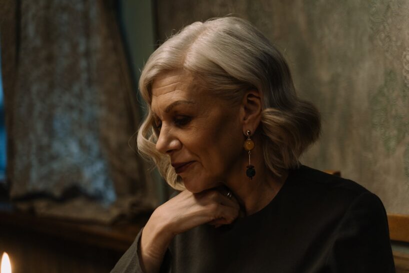 Dāvinājums mazbērnu apģērbam beidzās ar vilšanos: Vecmāmiņas negaidītais atklājums pēc 500 eiro pārskaitīšanas