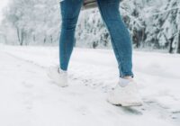 Aizmirstiet par sāli un smiltīm: lūk, ko kaisīt uz apledojušiem ceļiem Aizmirstiet par sāli un smiltīm: lūk, ko kaisīt uz apledojušiem ceļiem