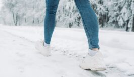 Aizmirstiet par sāli un smiltīm: lūk, ko kaisīt uz apledojušiem ceļiem