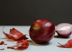 Neizmetiet ķiploku un sīpolu mizas: lūk, kāpēc tās jums būs nepieciešamas