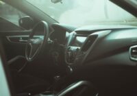 Liela kļūda, ko pieļaujam, ja auto durvis aizcērtas: Kāpēc stikla sišana ir pēdējais, par ko domāt Liela kļūda, ko pieļaujam, ja auto durvis aizcērtas: Kāpēc stikla sišana ir pēdējais, par ko domāt